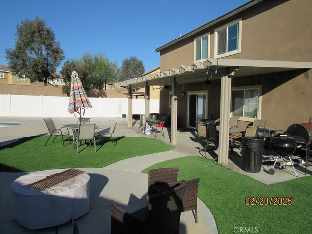 exterior space with a ceiling fan, a fenced backyard, and outdoor dining space