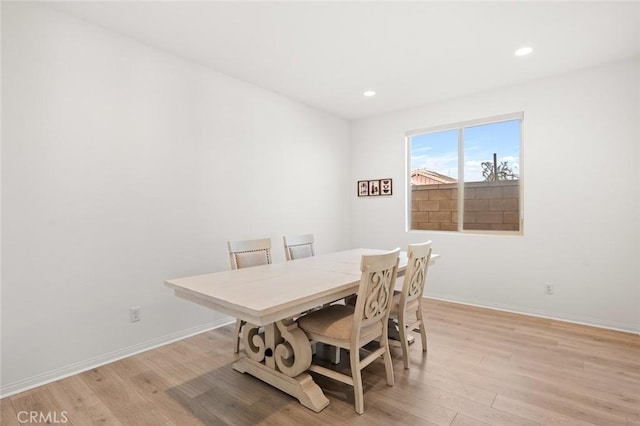 dining space featuring light wood-style floors, recessed lighting, and baseboards