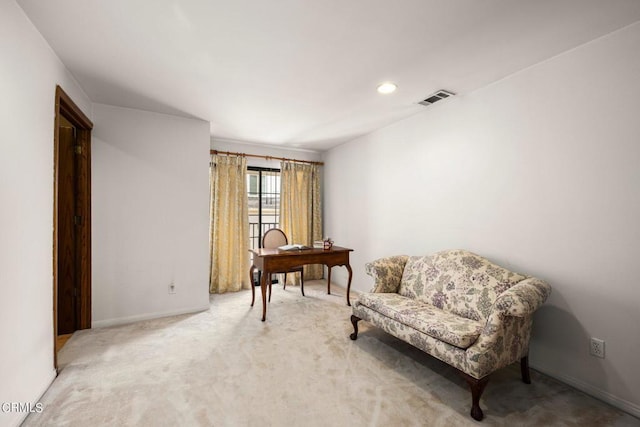 living area with baseboards, carpet, visible vents, and recessed lighting