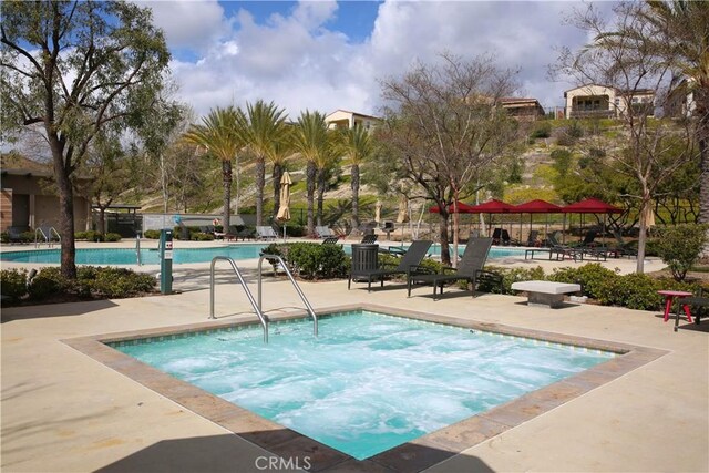 27464 Honeydew Ct, Saugus, CA 91350 - community pool with a patio and a hot tub