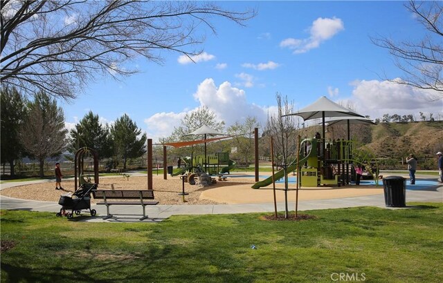 27464 Honeydew Ct, Saugus, CA 91350 - community playground featuring a yard