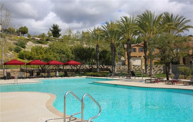 27464 Honeydew Ct, Saugus, CA 91350 - community pool featuring a patio