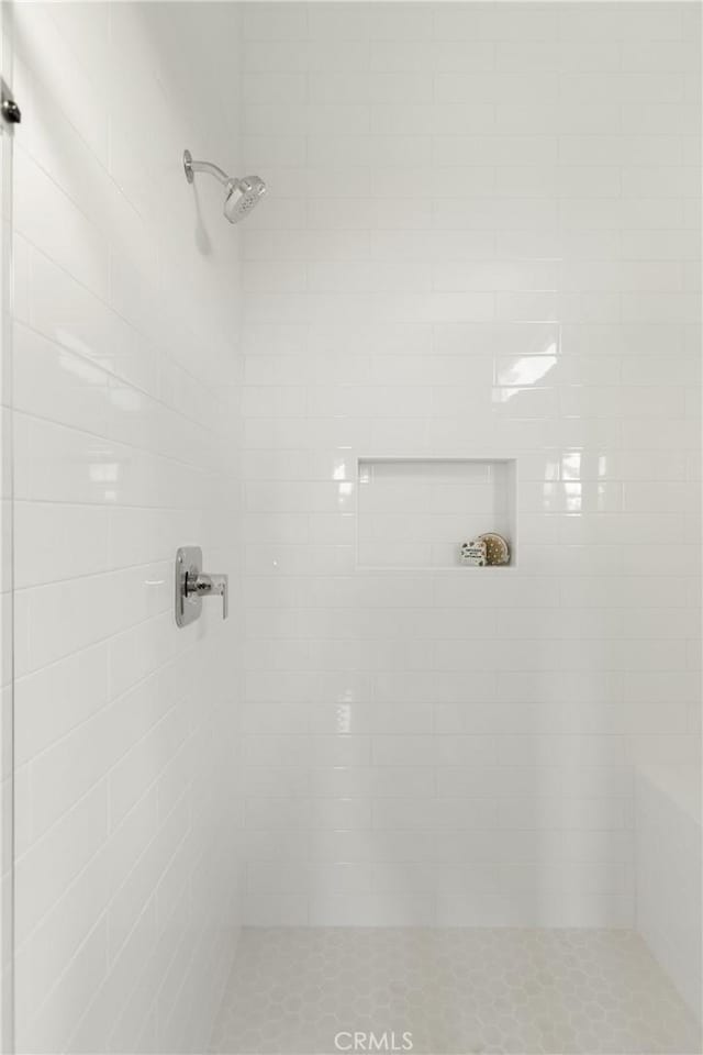 bathroom featuring a tile shower