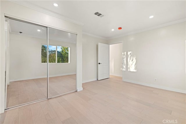 unfurnished bedroom with recessed lighting, light wood-style flooring, visible vents, and ornamental molding