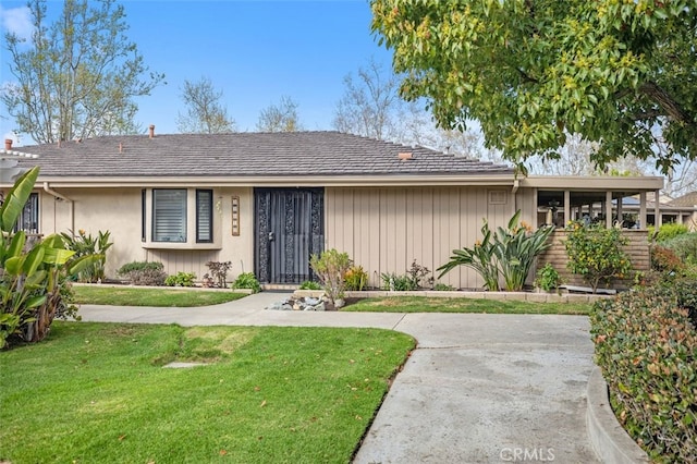 single story home featuring a front yard