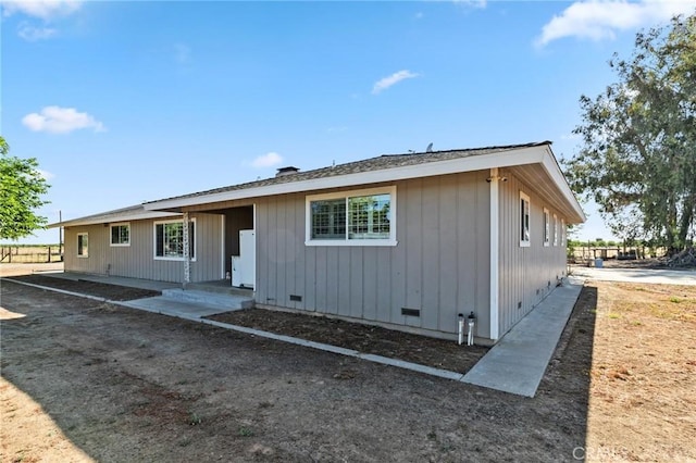 view of front facade featuring crawl space