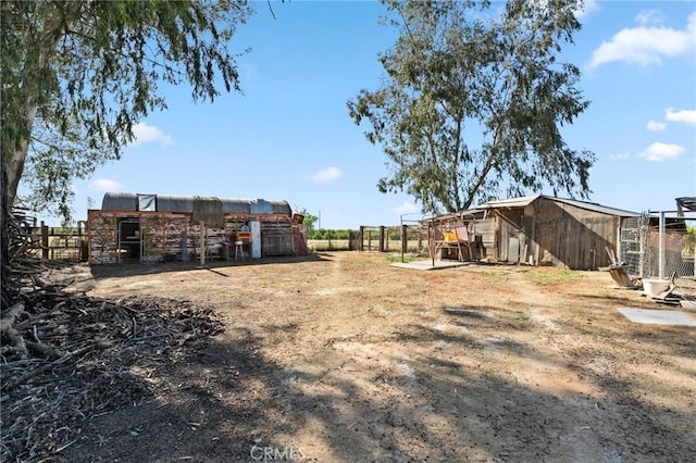 view of yard with an outbuilding