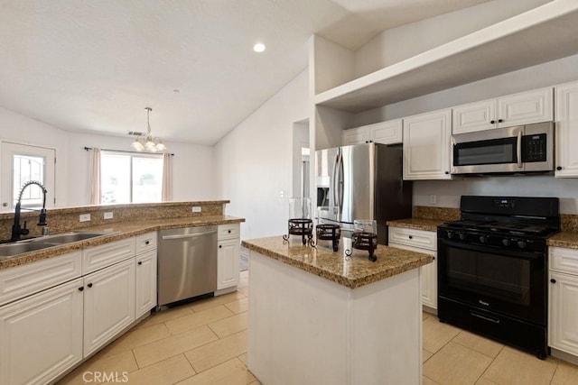 kitchen featuring a sink, stainless steel appliances, an inviting chandelier, white cabinets, and lofted ceiling