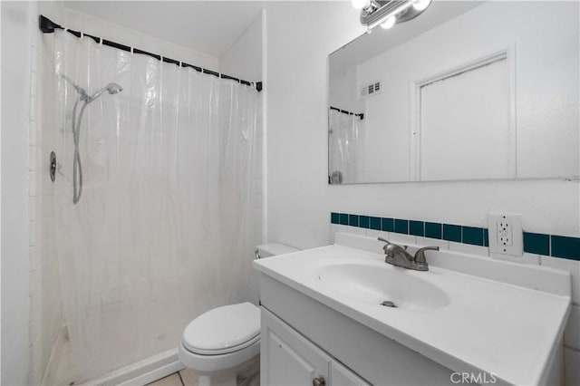 bathroom with a shower with curtain, visible vents, vanity, and toilet