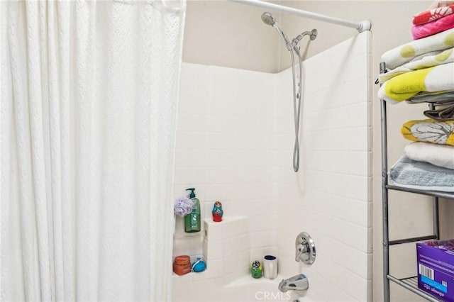 bathroom featuring shower / bath combo