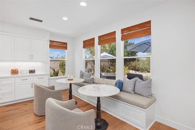 living area featuring recessed lighting, visible vents, baseboards, and light wood-style flooring