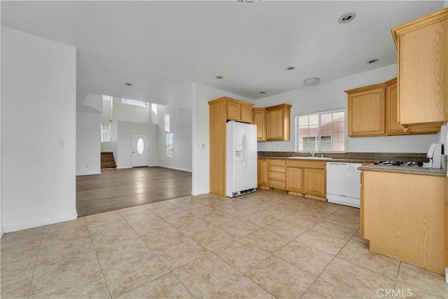 kitchen featuring white appliances, light tile patterned floors, open floor plan, a sink, and recessed lighting