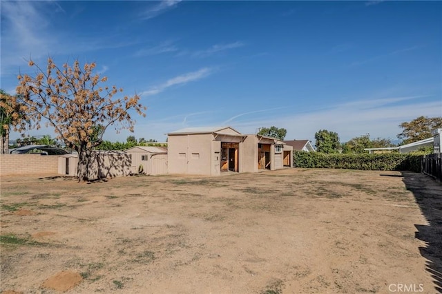 view of yard with an outbuilding and fence