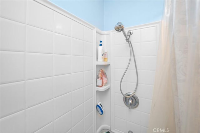 bathroom featuring shower / bath combo