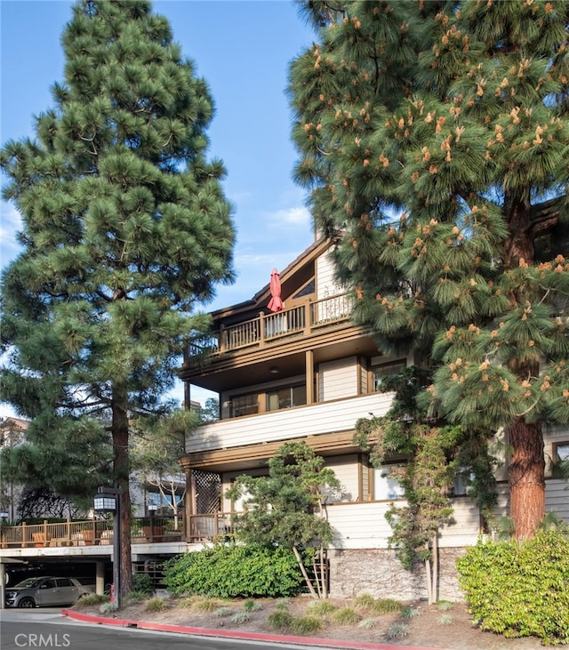 view of front of property featuring a balcony