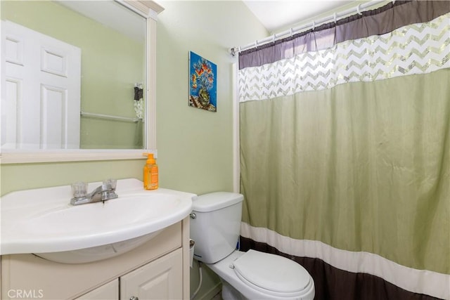 full bath with vanity, a shower with shower curtain, and toilet