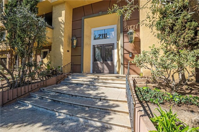 entrance to property with stucco siding