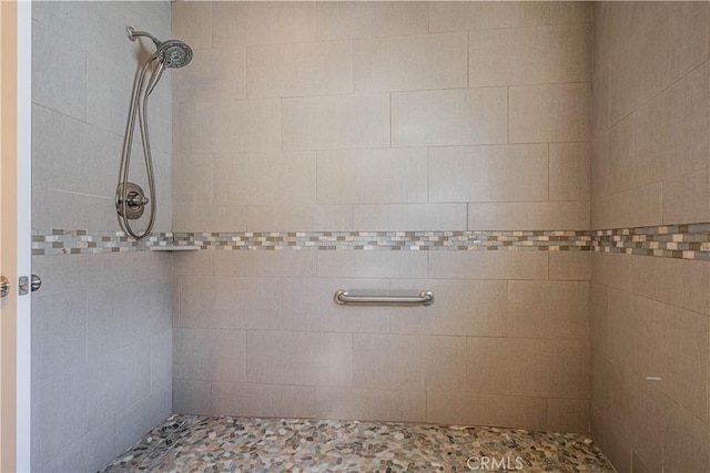 bathroom featuring a tile shower