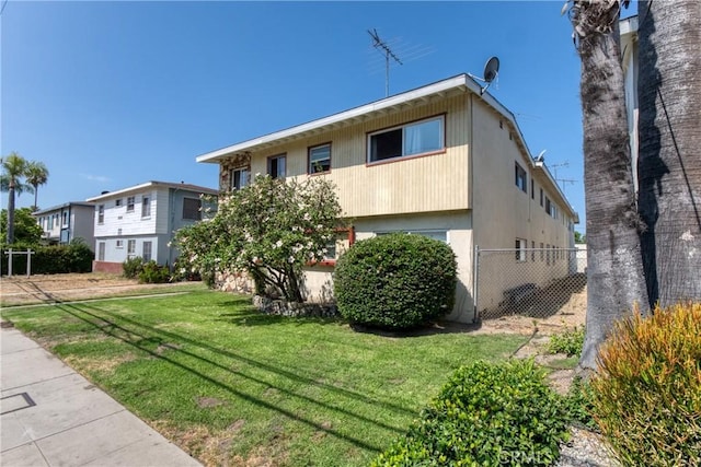 exterior space featuring a front yard