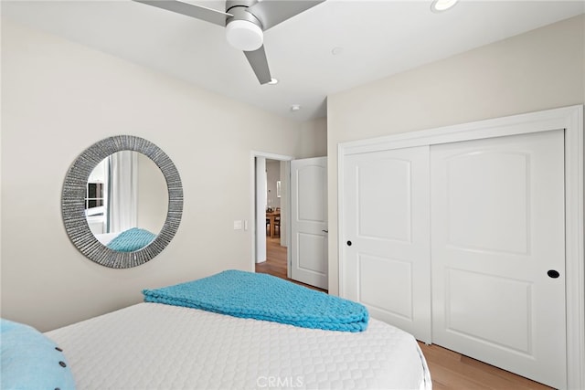 bedroom featuring light wood-style floors, a closet, a ceiling fan, and recessed lighting