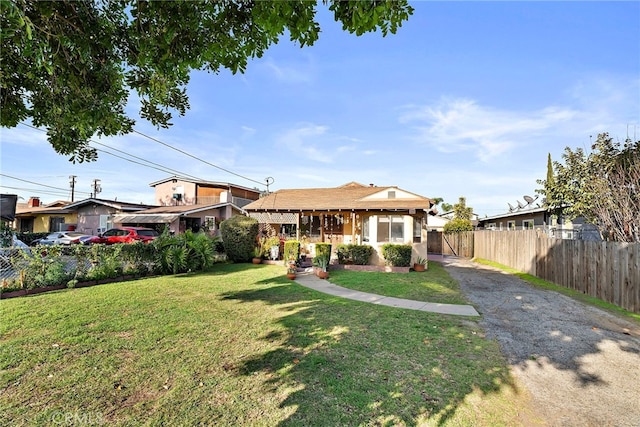 view of front of property featuring fence and a front lawn