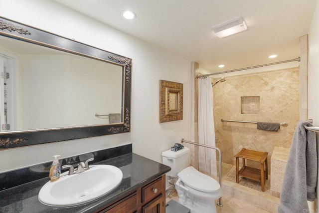 full bath featuring toilet, tiled shower, vanity, and recessed lighting