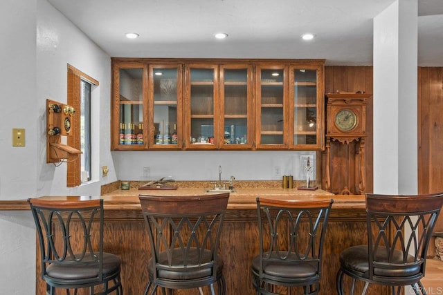 bar featuring wet bar, a sink, and recessed lighting