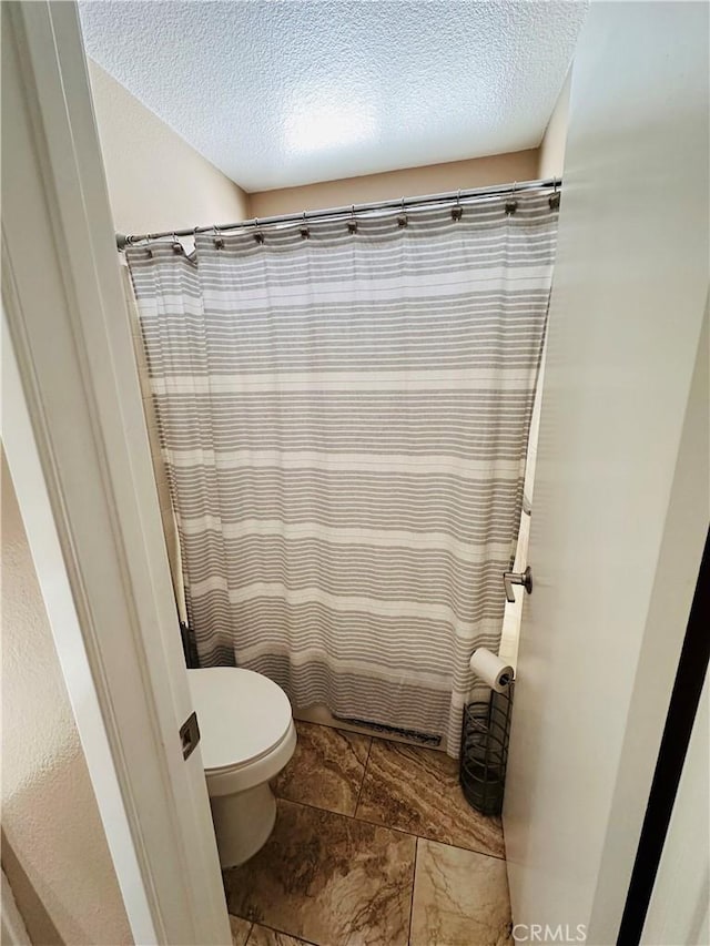 25501 Sand Creek Trl, Moreno Valley, CA 92557 - bathroom with curtained shower, toilet, and a textured ceiling