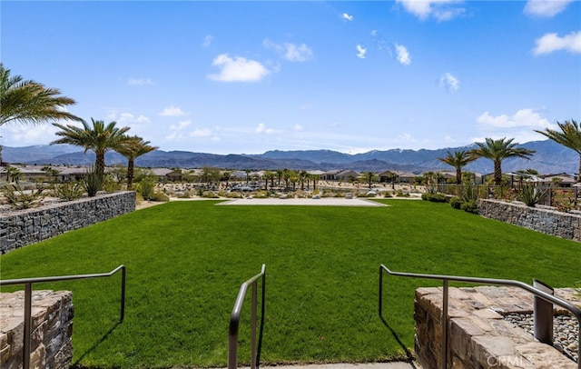 view of yard featuring a mountain view