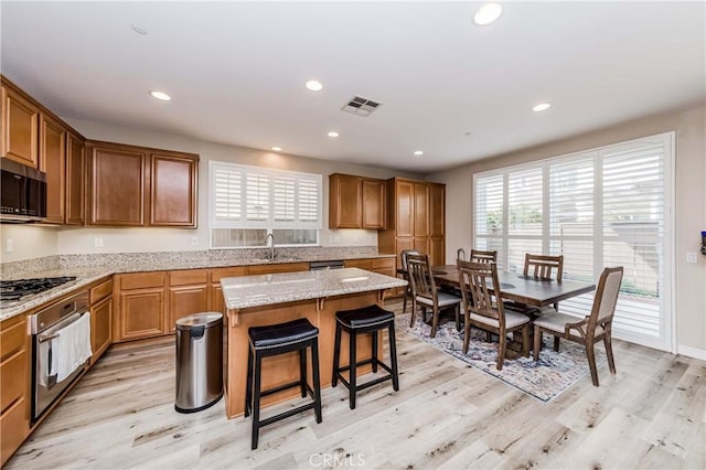 kitchen featuring light wood-style floors, visible vents, appliances with stainless steel finishes, and recessed lighting