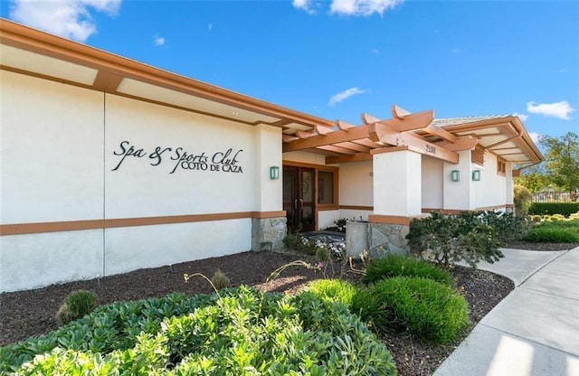 view of exterior entry with stucco siding