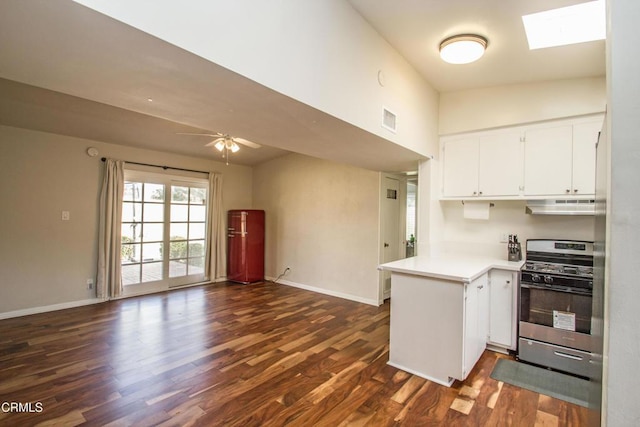 kitchen with stainless steel gas stove, visible vents, open floor plan, a peninsula, and under cabinet range hood