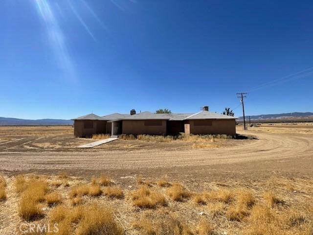 view of front of property featuring a rural view