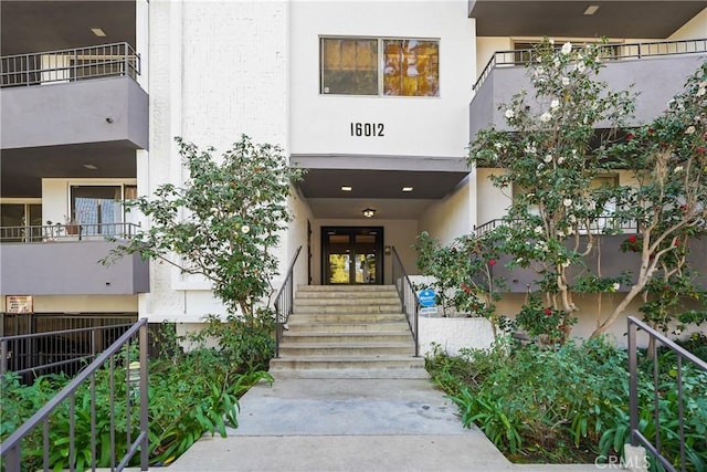 view of exterior entry featuring stucco siding