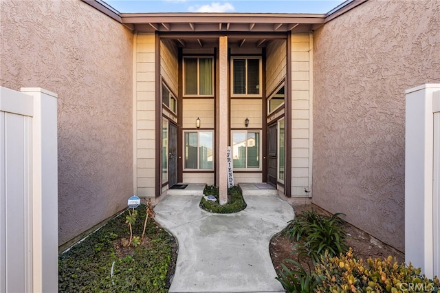 view of exterior entry featuring stucco siding