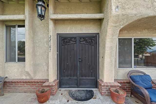 property entrance featuring stucco siding