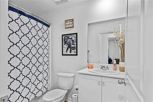 bathroom with toilet, a shower with curtain, and vanity