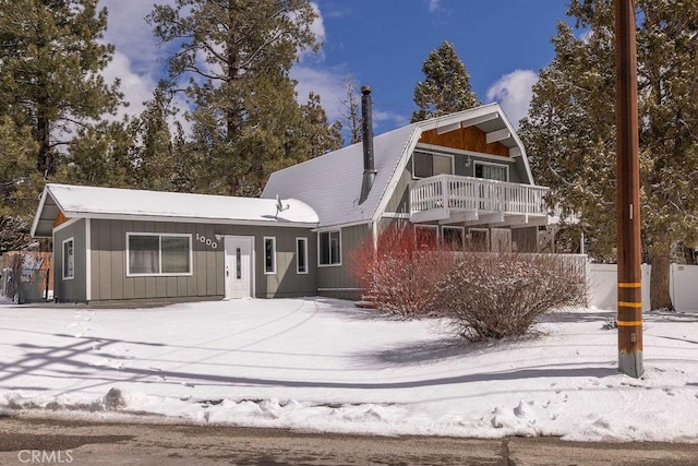 view of front of property with fence and a gambrel roof