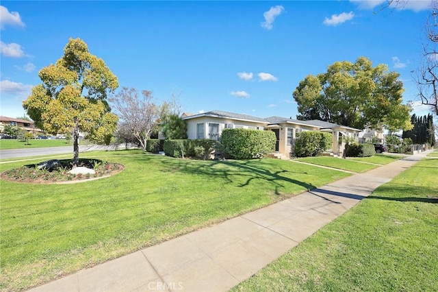 view of front of house featuring a front lawn