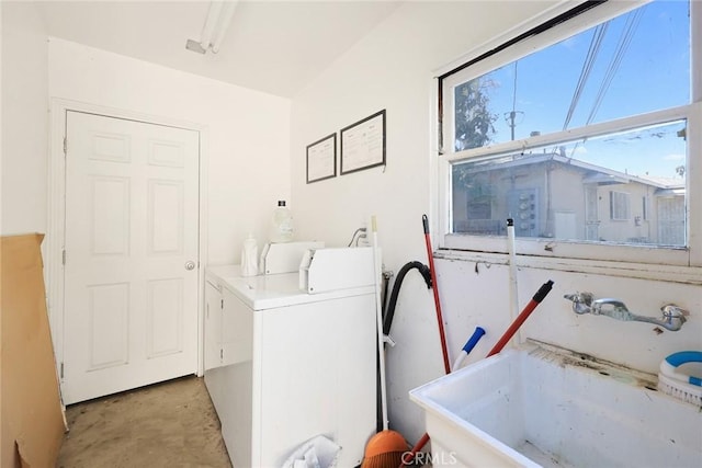 common laundry area featuring a sink and washer and dryer