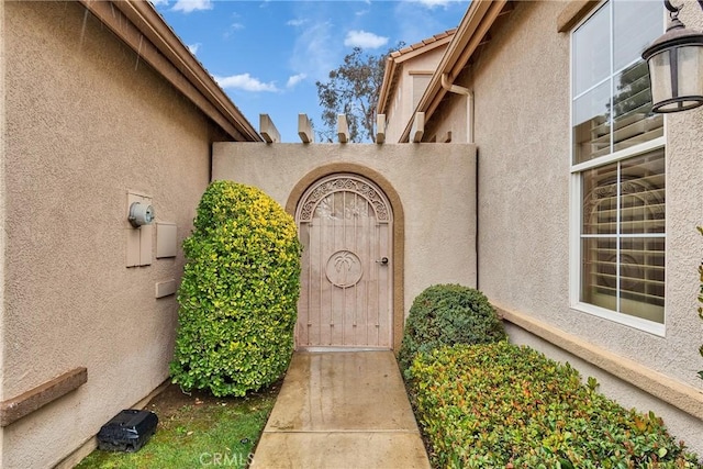 property entrance with stucco siding