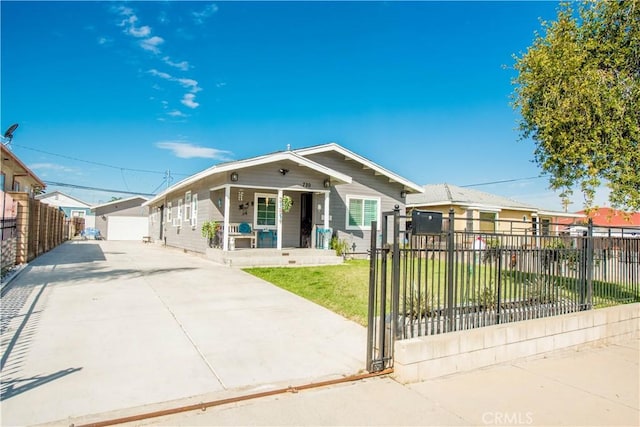 view of front of home featuring covered porch, fence, and a front lawn