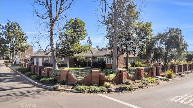 view of front of house with a fenced front yard