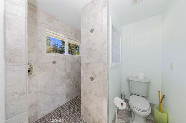 45544 Pine River Rd, Ahwahnee, CA 93601 - bathroom featuring tiled shower, visible vents, and toilet