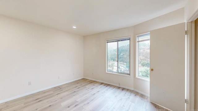 unfurnished room featuring light wood finished floors, recessed lighting, and baseboards