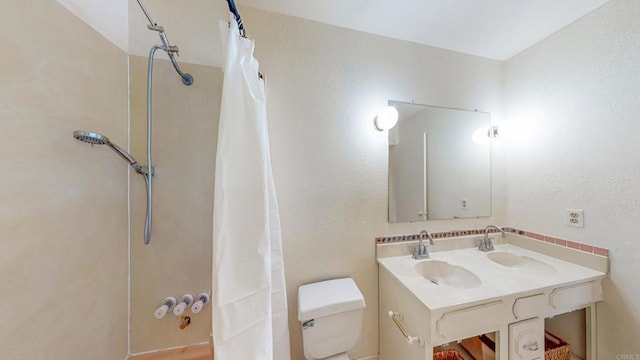 full bathroom featuring toilet, a shower with curtain, and vanity