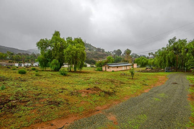 view of yard with a mountain view