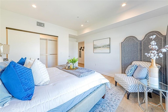 bedroom featuring baseboards, a closet, visible vents, and recessed lighting