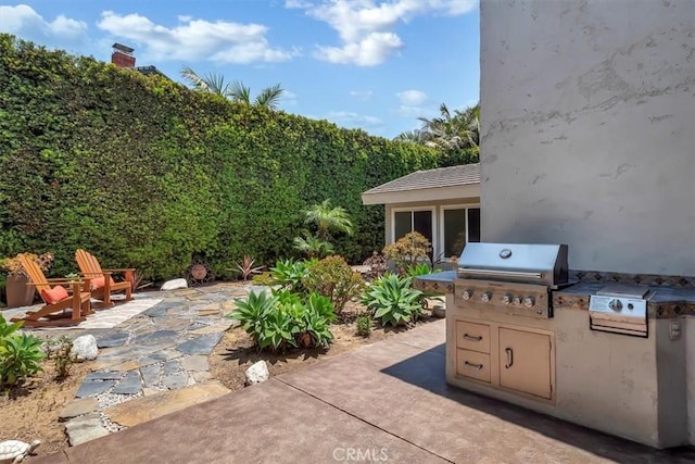 view of patio featuring an outdoor kitchen and area for grilling