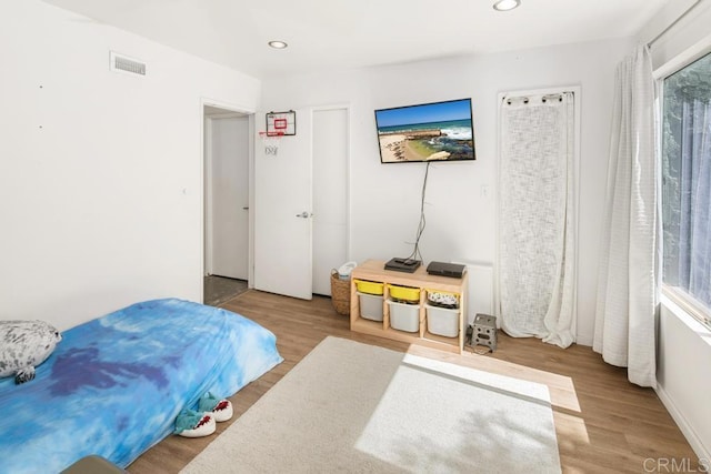 bedroom featuring visible vents, wood finished floors, and recessed lighting